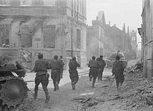 https://upload.wikimedia.org/wikipedia/commons/thumb/9/96/19440816_soviet_soldiers_attack_jelgava.jpg/220px-19440816_soviet_soldiers_attack_jelgava.jpg